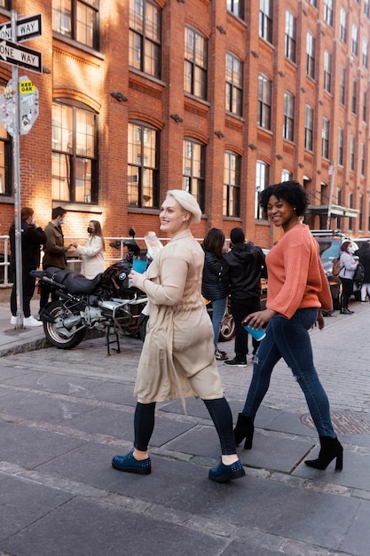 Full Shot Frauen überqueren die Straße