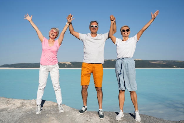 Full Shot Frauen und Mann Händchen haltend