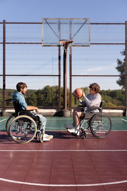 Full-Shot-Freunde, die Basketball spielen