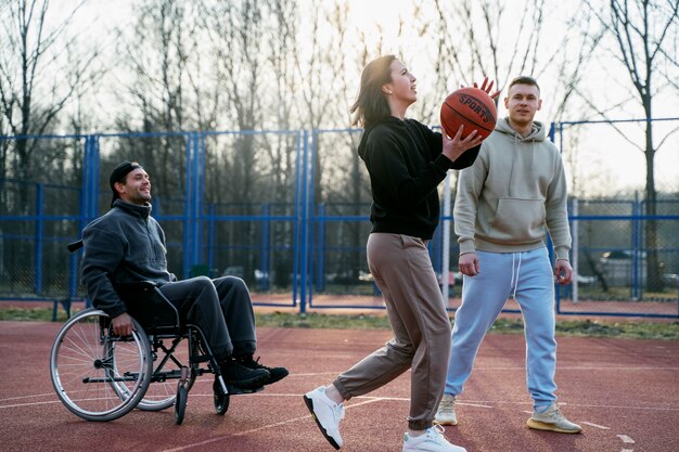 Full-Shot-Freunde, die Basketball spielen