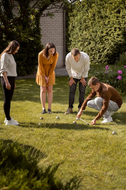 Full-Shot-Freunde, die draußen Sport treiben