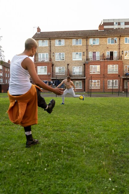 Full Shot Freunde, die mit Ball spielen