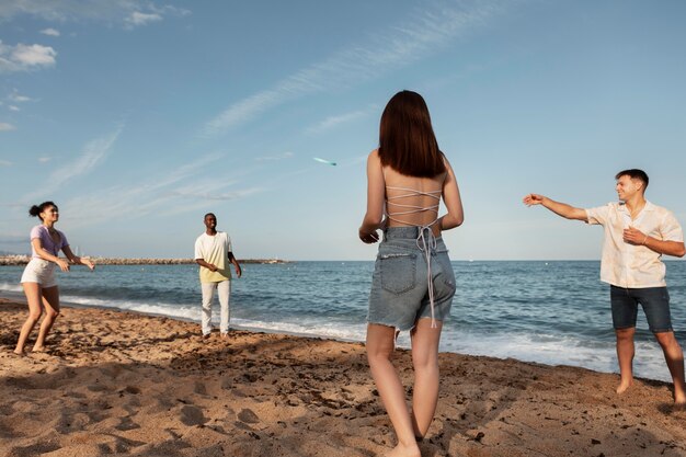 Full Shot Freunde, die mit Frisbee spielen