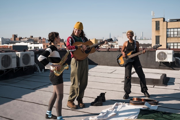 Kostenloses Foto full-shot-freunde, die zusammen musik machen