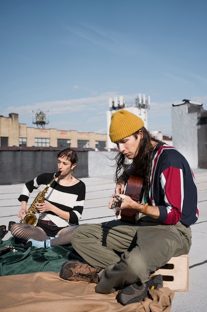 Full-Shot-Freunde, die zusammen Musik machen