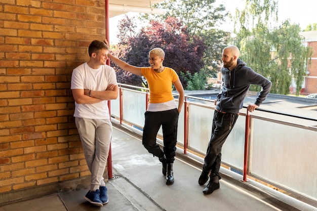 Full Shot Freunde, die zusammen rumhängen