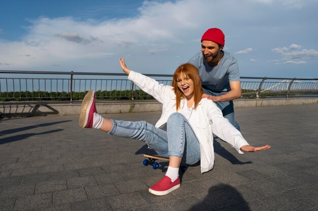 Full Shot Freunde, die zusammen Spaß haben