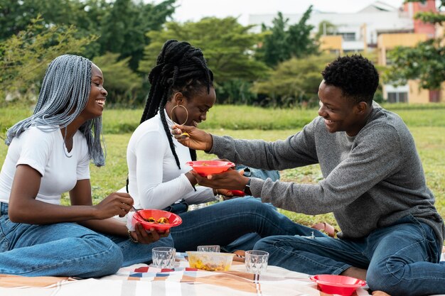 Kostenloses Foto full-shot-freunde, die zusammen zu mittag essen