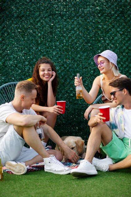 Full-Shot-Freunde feiern zusammen