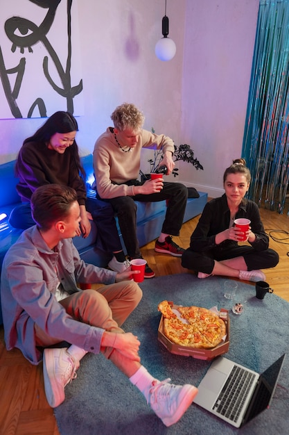 Full Shot Freunde hängen mit Pizza ab