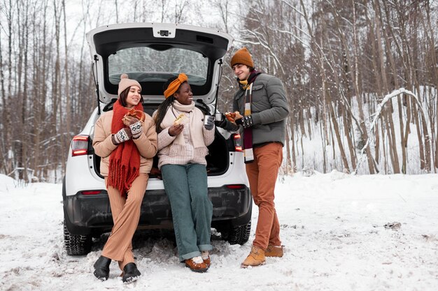 Full Shot Freunde im Freien Wintersaisonzeit