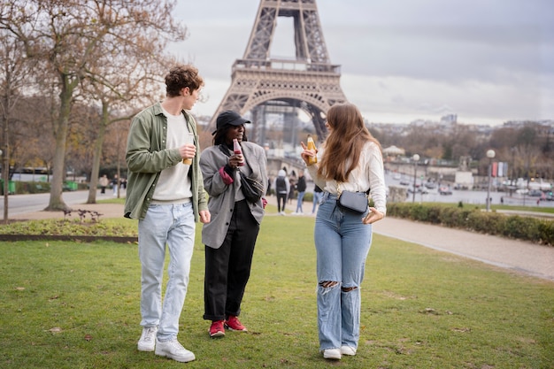 Kostenloses Foto full shot freunde mit drinks in paris