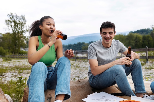 Full Shot Freunde mit Getränken im Freien