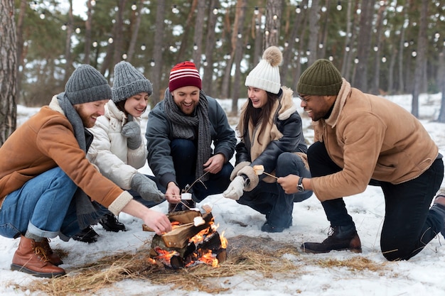 Full-Shot-Freunde mit Marshmallows