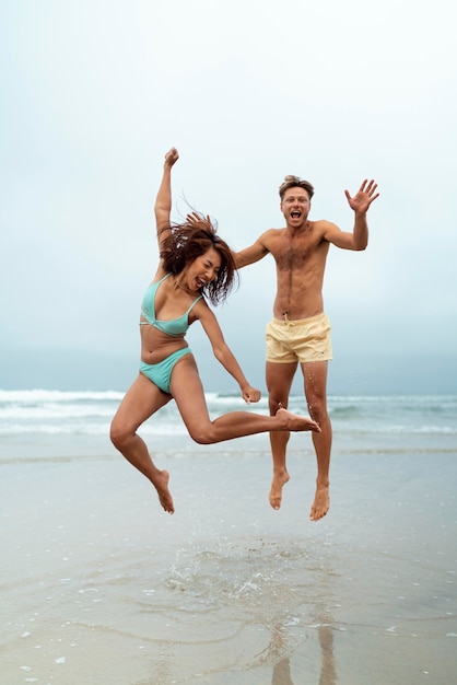 Full Shot Freunde posieren am Strand