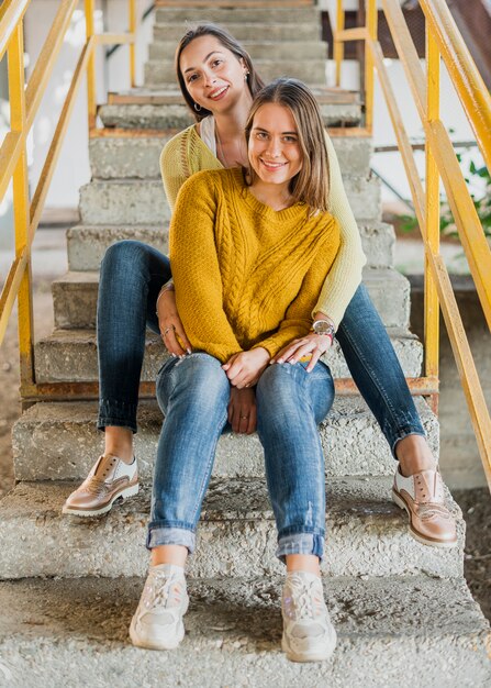 Full Shot Freunde sitzen auf der Treppe