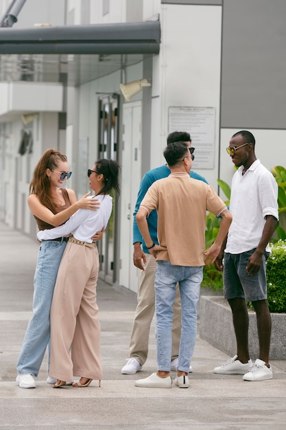 Full Shot glückliche Freunde treffen sich