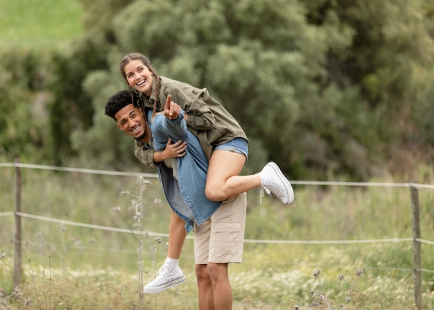 Kostenloses Foto full shot glückliche menschen im freien