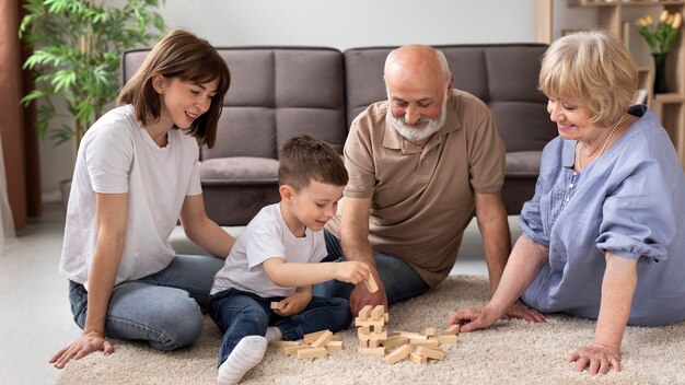 Full Shot glückliches Familienspiel