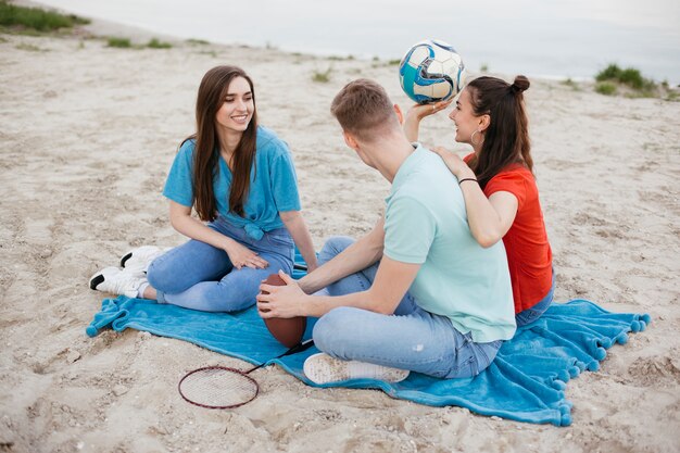 Full Shot Gruppe von Freunden am Strand