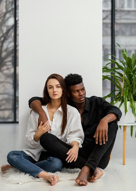 Full Shot Interracial Paar posiert