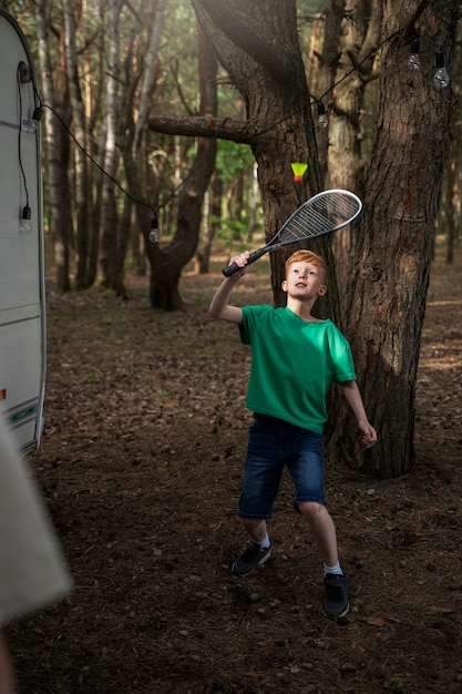 Full-Shot-Kind, das Badminton spielt