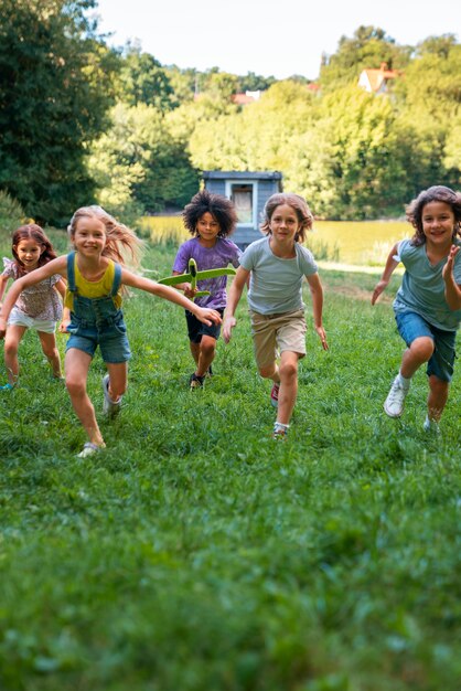 Full Shot Kinder laufen im Freien