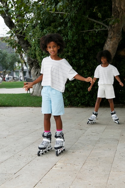 Kostenloses Foto full-shot-kinder mit rollschuhen