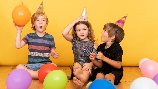 Full Shot Kinder sitzen auf dem Boden