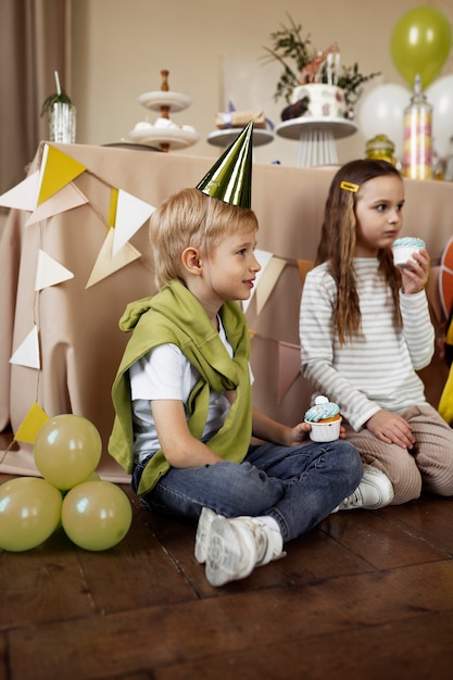 Full Shot Kinder sitzen auf dem Boden