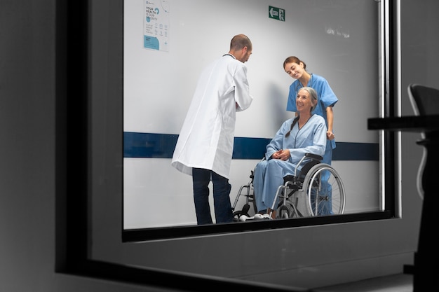 Full Shot Krankenschwester und Arzt überprüfen Patienten