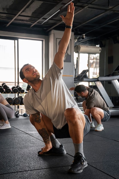 Full-Shot-Leute trainieren gemeinsam im Fitnessstudio