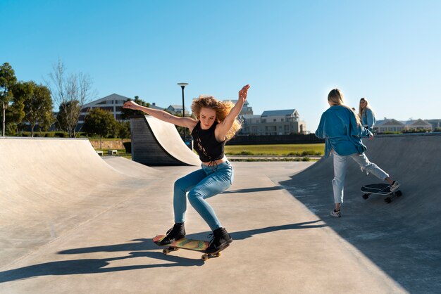 Full shot Mädchen auf Skateboard draußen