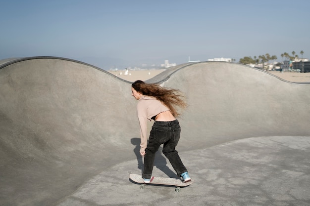 Full Shot Mädchen auf Skateboard