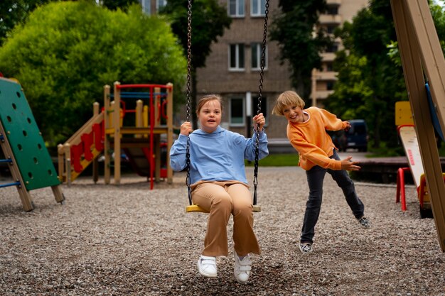 Full-Shot-Mädchen mit Down-Syndrom auf Schaukel