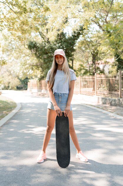 Full Shot Mädchen posiert mit Skateboard