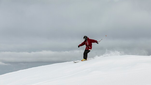 Full Shot Man Skifahren