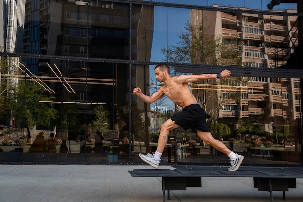 Kostenloses Foto full-shot-mann beim parkour-training