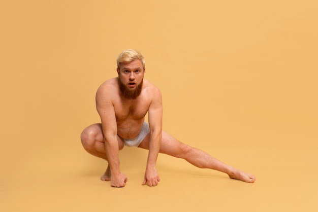 Kostenloses Foto full-shot-mann, der bodypositivity inspiriert