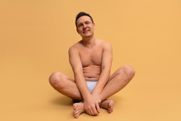 Kostenloses Foto full-shot-mann, der bodypositivity inspiriert