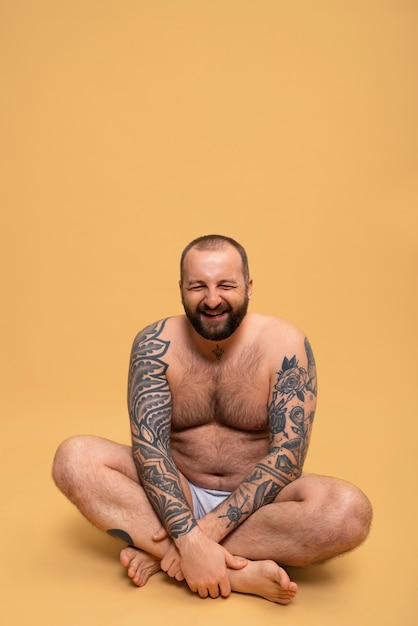 Kostenloses Foto full-shot-mann, der bodypositivity inspiriert