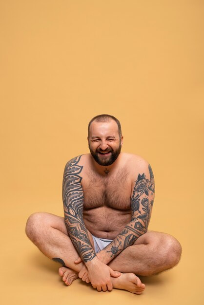 Full-Shot-Mann, der Bodypositivity inspiriert