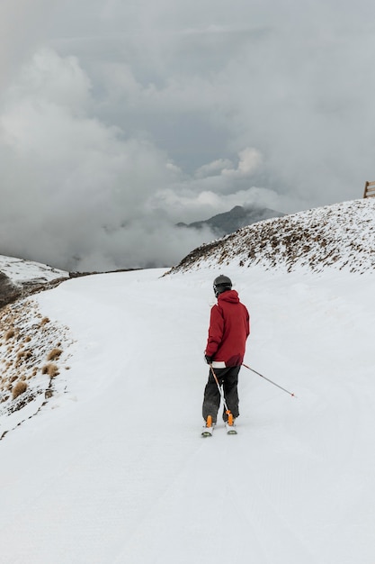 Full Shot Mann im Skigebiet