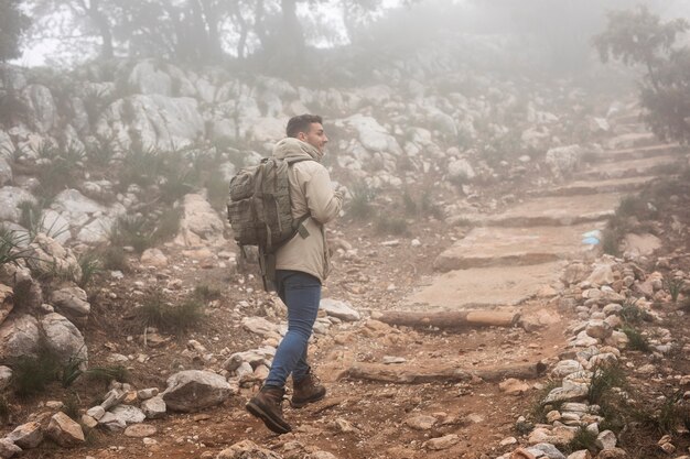 Full Shot Mann mit Rucksack im Freien