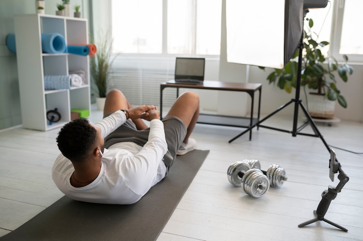 Kostenlose Foto full-shot-mann-training auf yogamatte