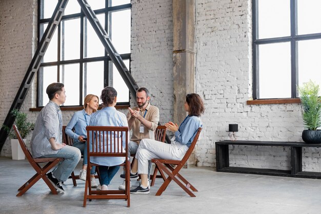 Full Shot Menschen bei Gruppentherapie