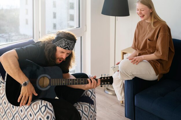 Full-Shot-Mitbewohner, die Spaß mit Musik haben