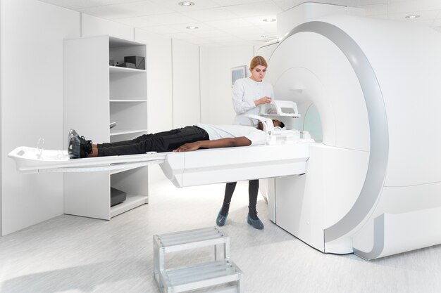 Full-Shot-Patient, der einen CT-Scan erhält