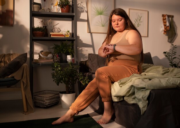 Full Shot Plus-Size-Frau in Homewear