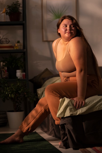 Full Shot Plus-Size-Frau in Homewear